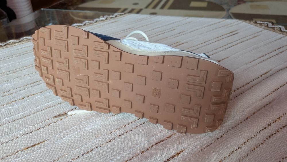 Vând adidași foarte frumosi