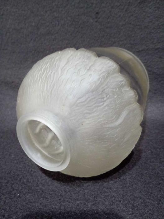 Много голяма стъклена сфера - глобус за лампа или полилей