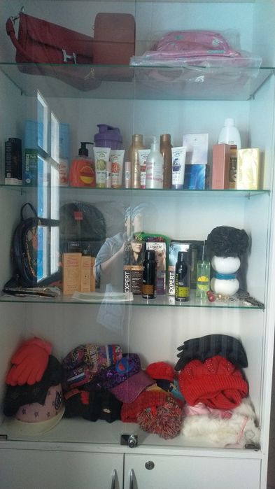 Әртүрлі заттар киімдер сатылады