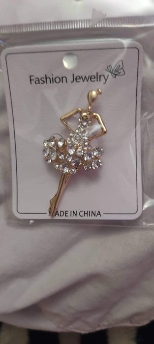 Брошка балерина с камъни