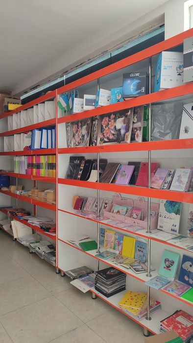 Полка- шкаф состояние отличное хорошего дизайна