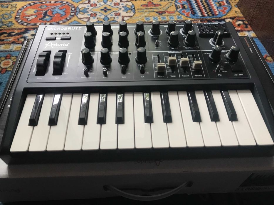 Sintetizator analog - Arturia Microbrute + Decksaver