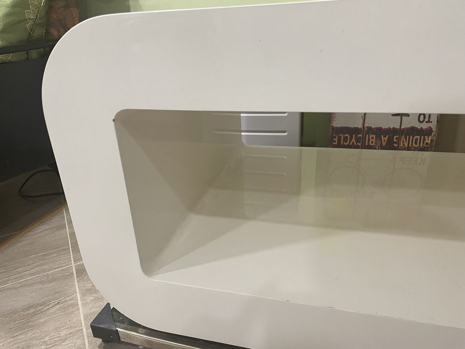 Маса от изцяло излят МДФ-бял лак