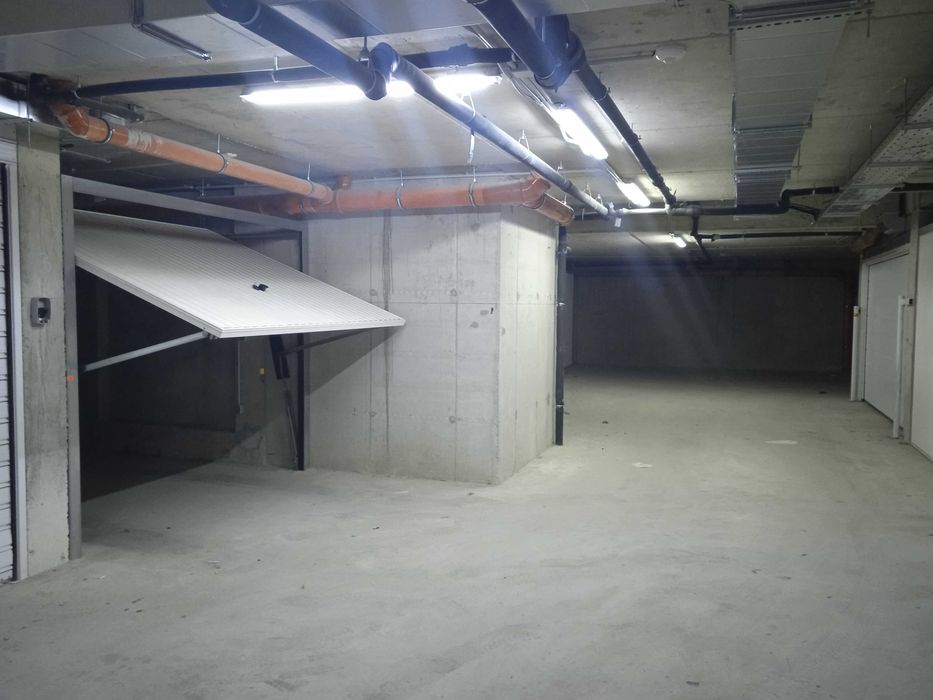 Дава се под наем Гараж / Паркомясто в Варна, Възраждане 1 - 20 кв.м за 76.5 € - Снимка #1