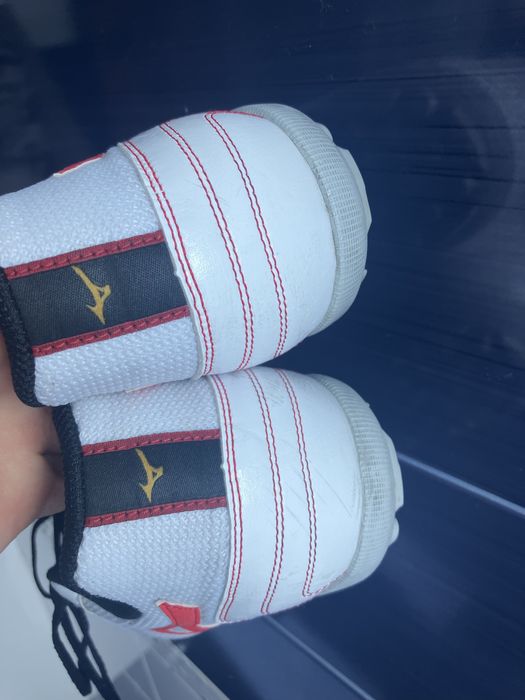 Здраейте, продавам футболни стоножки mizuno!