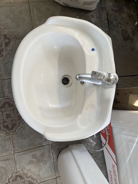 Продам раковину со смесителем