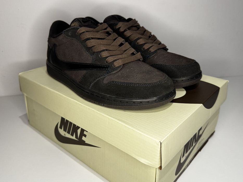 Air Jordan 1 Retro Low OG SP Travis Scott Velvet Brown
Velvet Brown and Dark Mocha