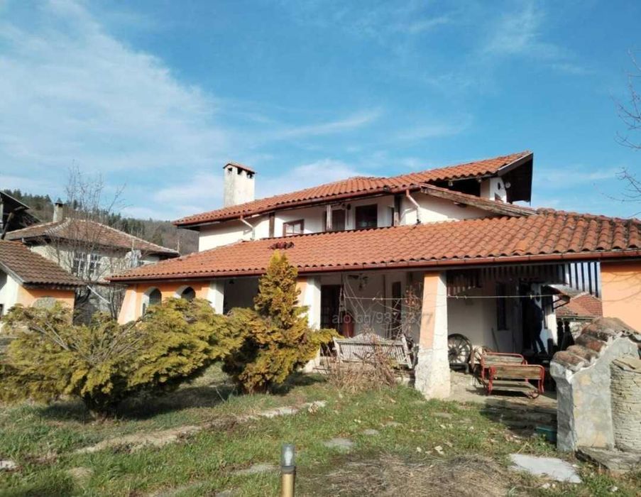 Масивна къща на 7 км от Априлци