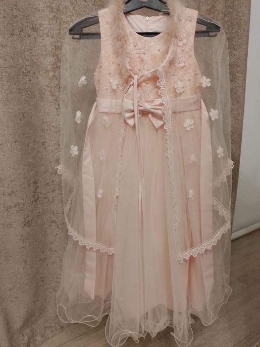 Продам платья для девочки 140 размер