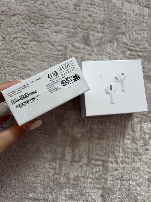 Airpods pro 3.
