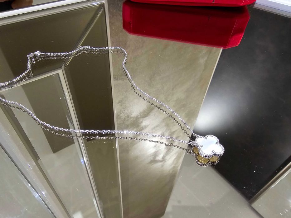 Van Cleef & Arpels VCA Silver Mother of Pearl Alhambra Дамско Колие