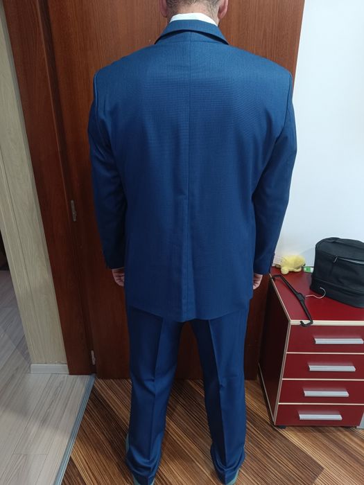 Официален костюм