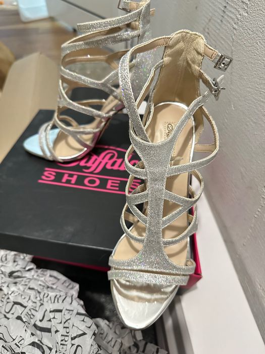 Сандали на висок ток