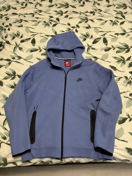 Продавам тъмно син tech fleece