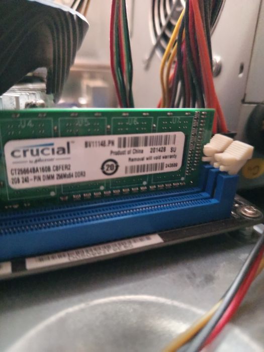 Мониторы SyncMaster B1930 и SyncMaster,,ПК,клавиатура.