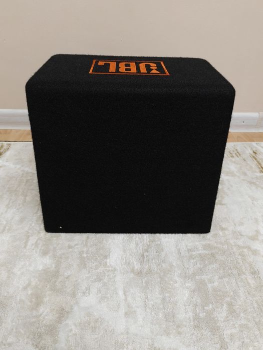 Продаётся сабвуфер JBL.
