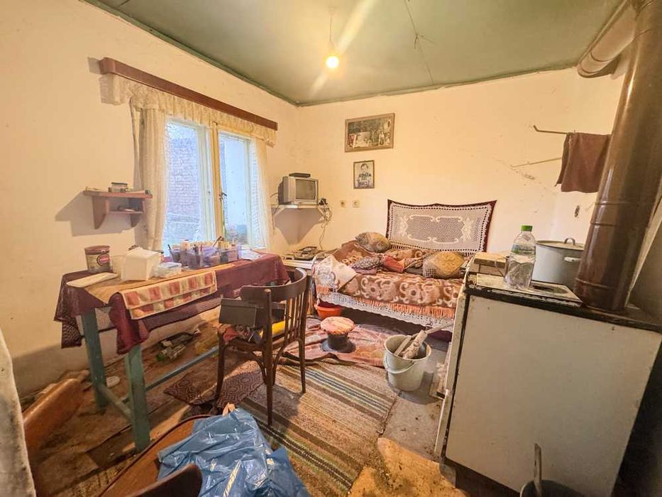 Kъща с 3 спални, гараж и стопански постройки в живописното село Червен