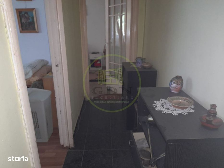 Apartament 4 camere  etaj1 de vanzare  pe  B-dul unirii  in  Fagaras j