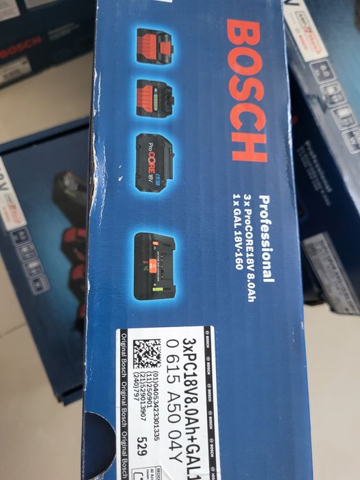 Set de încărcător Bosch plus 3 acumulatori de 8 Ah