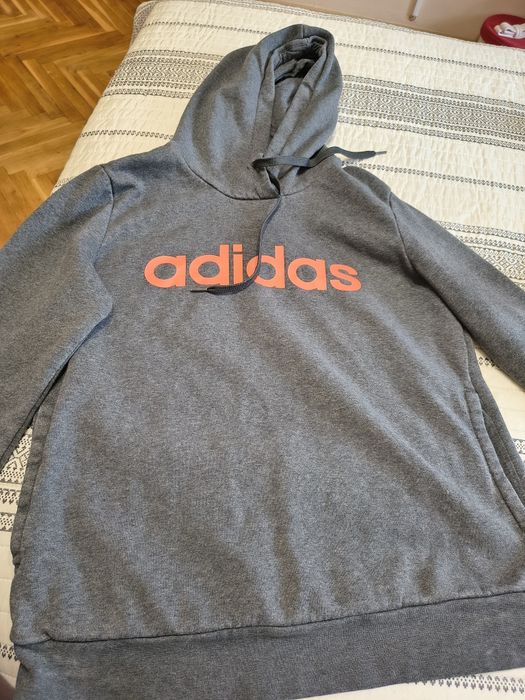 Продавам дамска суичър на аdidas размер М