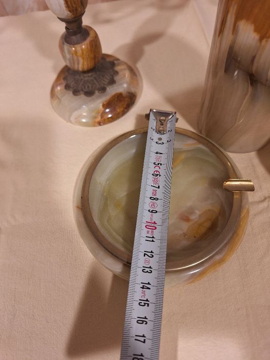 Свещници  вази и пепелник оникс