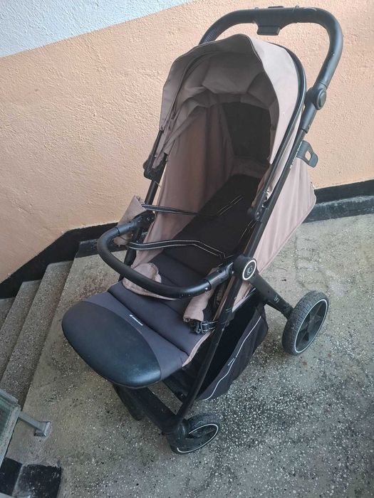 Продавам детска количка KikaBoo Lucy в много добро състояние. Цвят Бежов