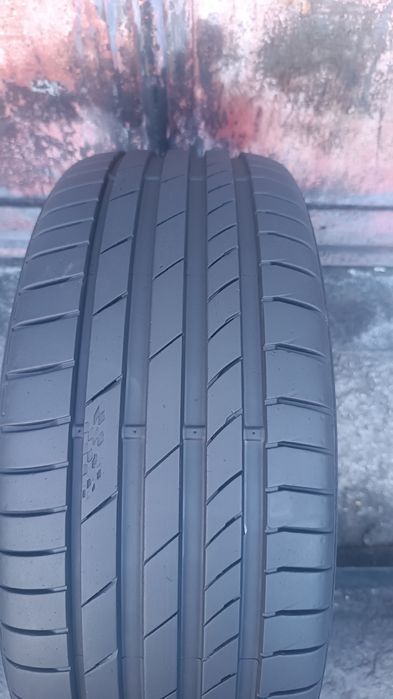 225/40/18 Kumho .