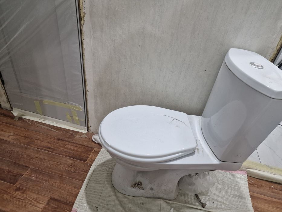 Продаю унитаз белый