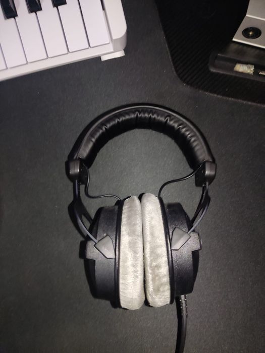 Продаю оборудование для музыкантов.