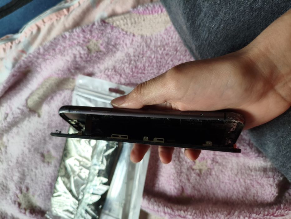 Продам 11 айфон вместе с чехлами