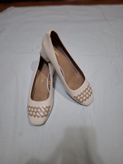 Бежевые туфли на низком каблуке размер 39