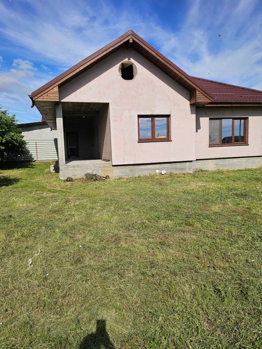 Casa de vânzare în Dudovicesti, Șimnicu de Sus. Casă este compusa din 2 dormitoare, un living generos, bucătărie spațioasă beci și terasa.