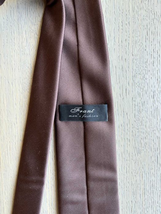 Кафява вратовръзка