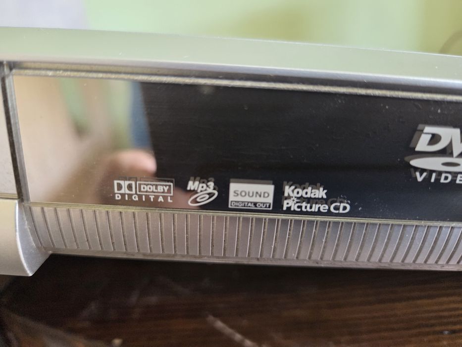 Продавам ДВД Mustek пробвах го свири на ем3 на радио