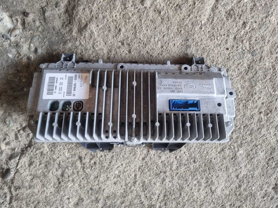 Ceasuri display plasma cu rama dupa masina de europa Range Rover Velar
