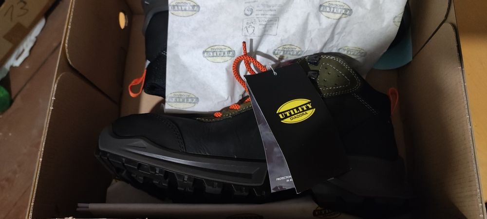 Работни обувки - чисто нови.