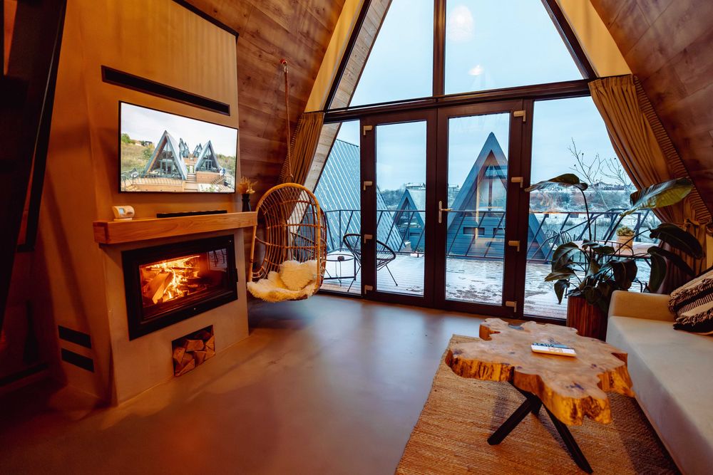 Valentine’s Day la BY THE LAKE – Cabane A-Frame cu vedere la lac