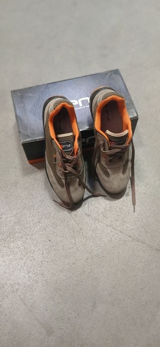 Vând bocancii de lucru