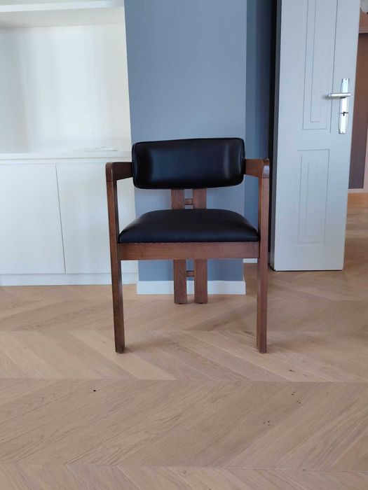 Scaune-fotoliu noi cu structura din lemn si tapițerie neagră.