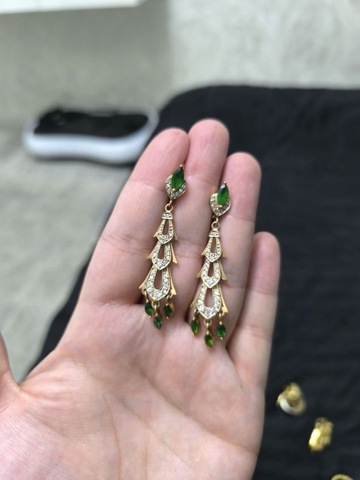 Продам золотые серьги. Камни из осколков бриллианта