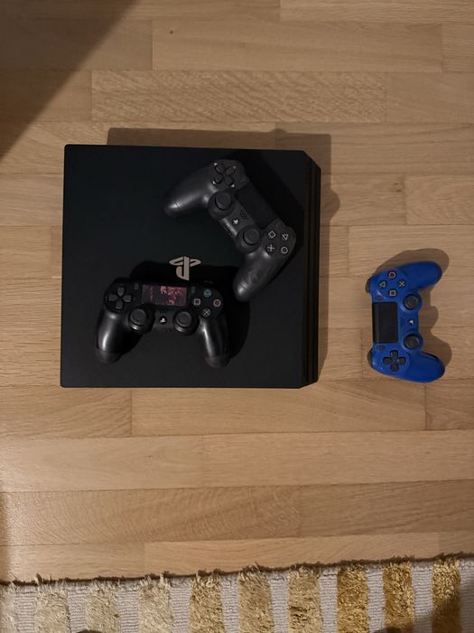 Ps4 pro+3 controllere