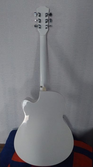 Продам гитару новую