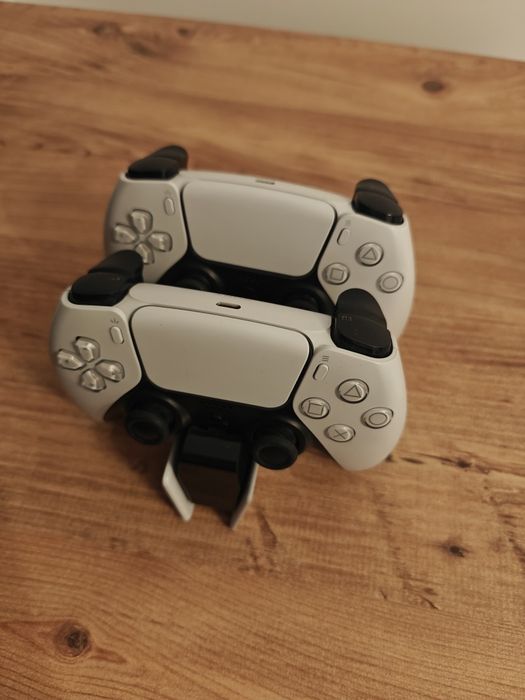 Doua Controllere PS5 cu charging station