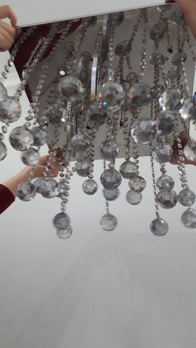 Красивая хрустальная люстра