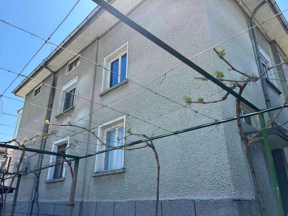 ДВА ЕТАЖА от КЪЩА с РЗП 260 кв.м, двор 150 кв.м, град Баня
