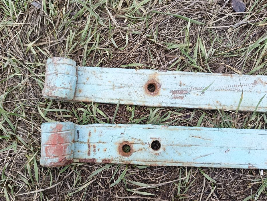 Стальные накладки на ворота.