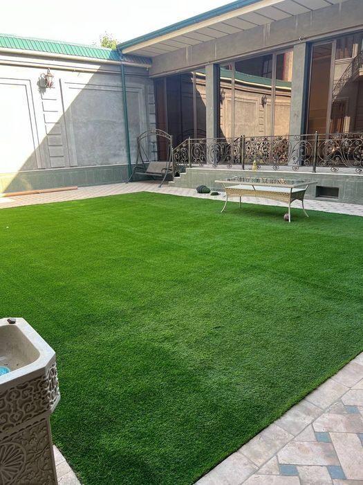 Suniy gazon va zabor