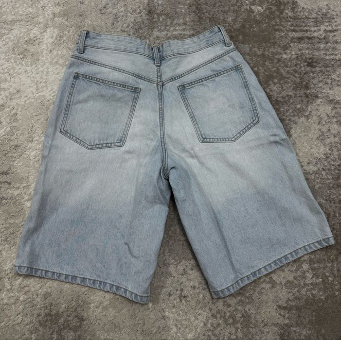 Голубые джинсовые шорты