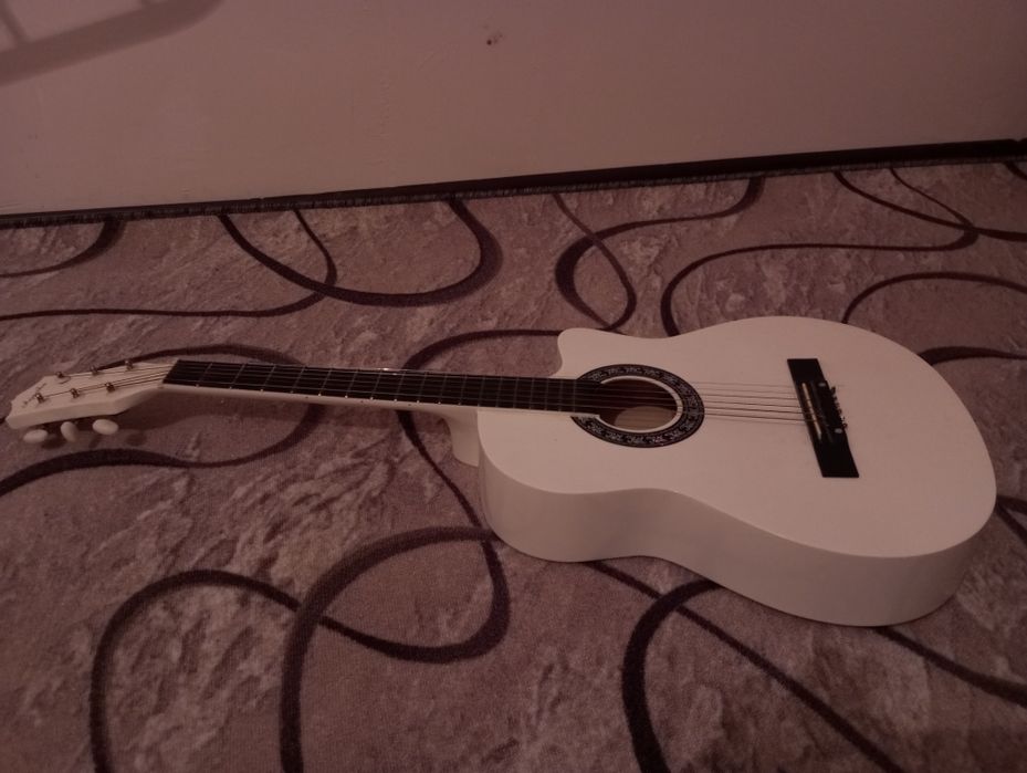 Гитара музыкални инструмент