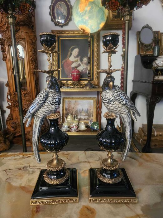 Pereche de sfesnice din porțelan cu ornamente din bronz,